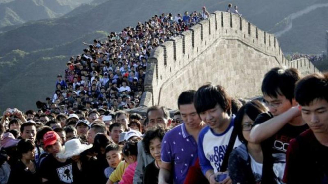 Lautan manusia di Tembok Besar China.