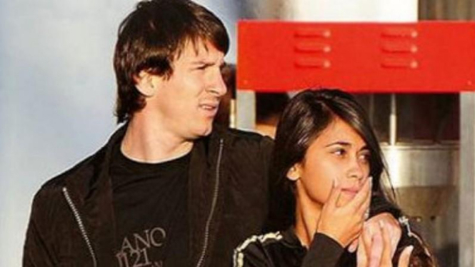 Lionel Messi (kiri) dan kekasihnya, Antonella Roccuzzo.