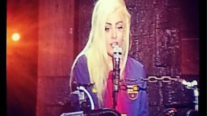 Lady Gaga saat tampil di Barcelona