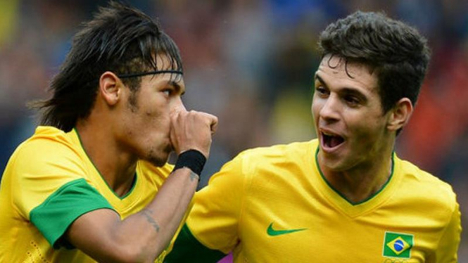 Neymar dan Oscar (kanan) di timnas Brasil