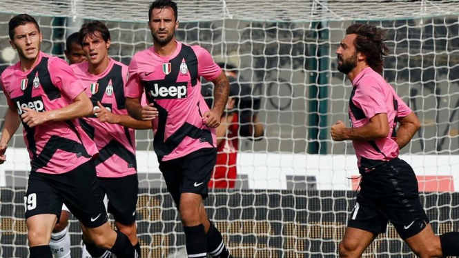 Pemain Juventus merayakan gol Andrea Pirlo (kanan)