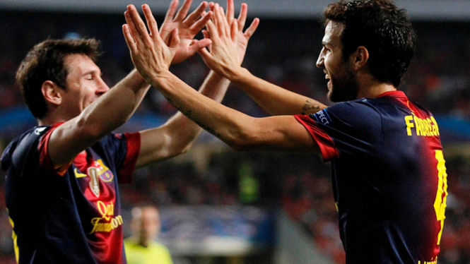 Lionel Messi merayakan gol dengan Cesc Fabregas