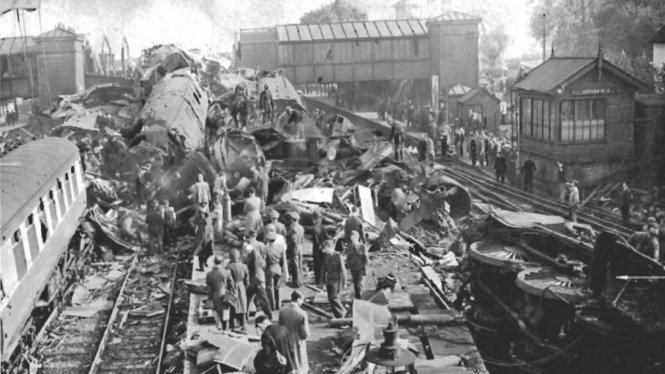 Kecelakaan kereta api di London, Inggris, 8 Oktober 1952