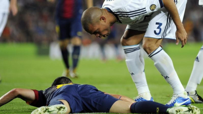 Pemain Real Madrid, Pepe (kanan), menuduh Andres Iniesta diving