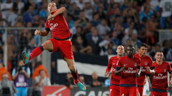 Zlatan Ibrahimovic (kiri) merayakan gol untuk PSG