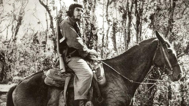 Che Guevara menunggang kuda di Kuba pada November 1958