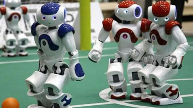 Aksi robot bermain bola 