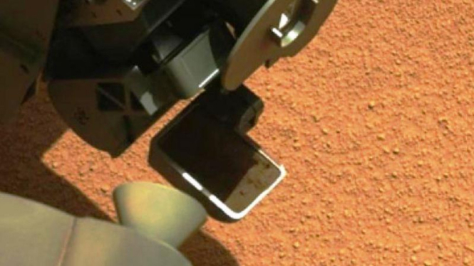 Curiosity sedang mengambil sampel tanah Mars.