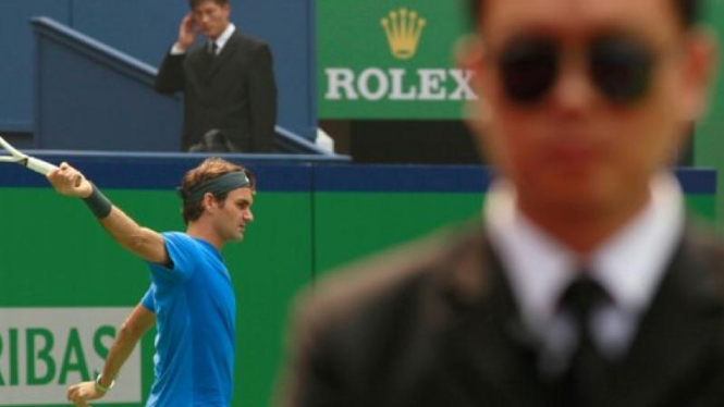 Roger Federer (biru) dijaga ketat jelang Shanghai Masters