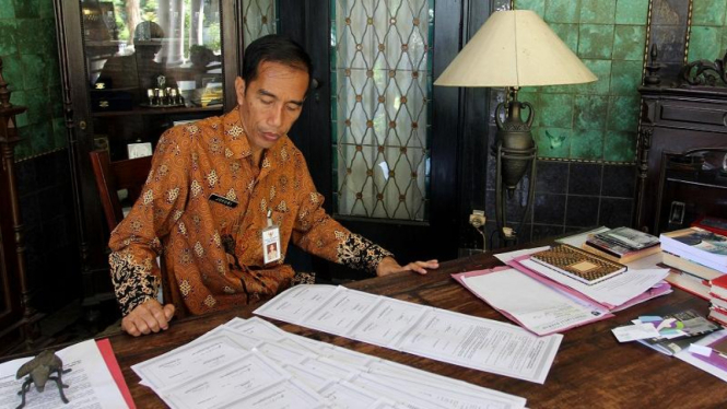 Jokowi bekerja di meja kunonya