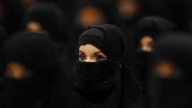 Barbie berbalut burqa karya seniman Jerman