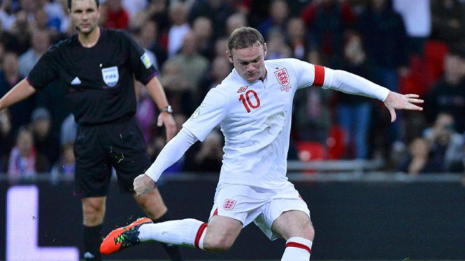 Wayne Rooney mencetak penalti ke gawang San Marino