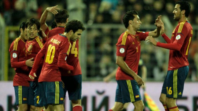 Timnas Spanyol merayakan gol saat melawan Belarusia