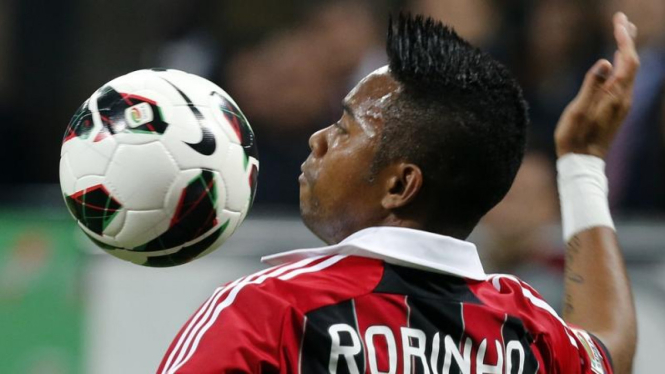 Penyerang AC Milan, Robinho, mengontrol bola