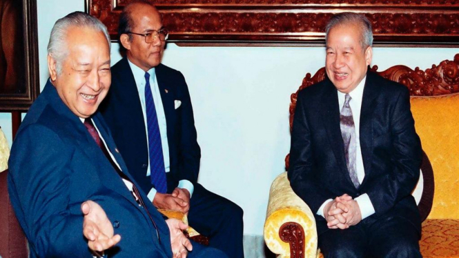 Raja Norodom Sihanouk (kanan) bersama Presiden Suharto di Jakarta beberapa waktu lampau semasa mereka hidup.