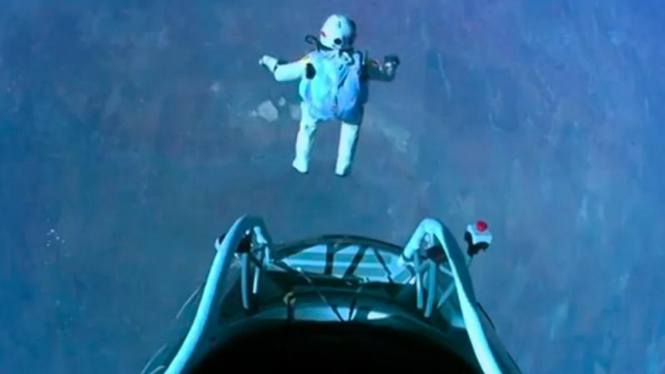 Felix Baumgartner lompat dari kapsul di stratosfer