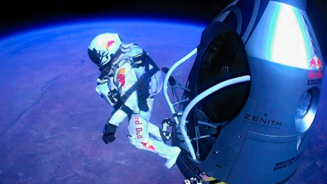 Felix Baumgartner lompat dari kapsul di stratosfer