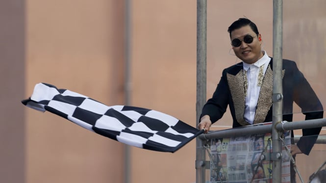 Psy lambaikan bendera finish balap F1