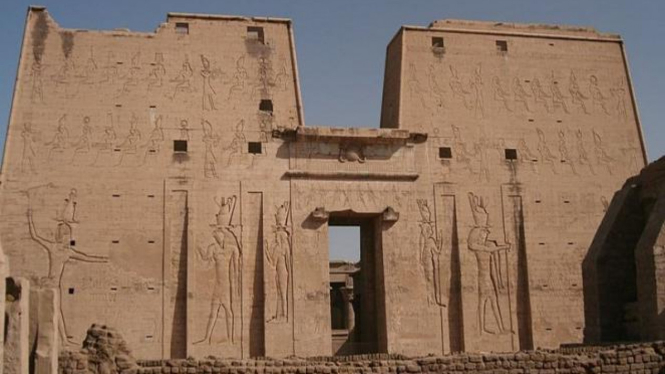 Ukiran di Kuil Edfu Mesir