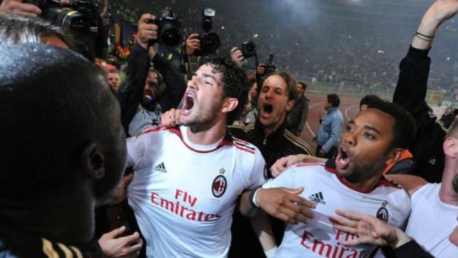 Alexandre Pato (putih/kiri) bersama Robinho merayakan scudetto Milan 2011