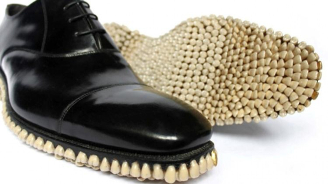  Sepatu Aneh  Terbuat dari Susunan Gigi