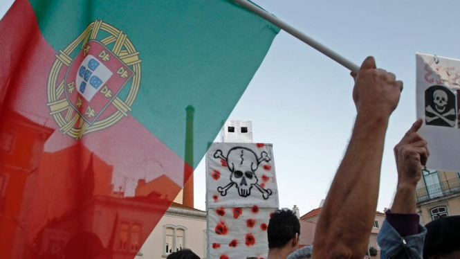 Demonstrasi rakyat Portugal atas program penghematan pemerintah
