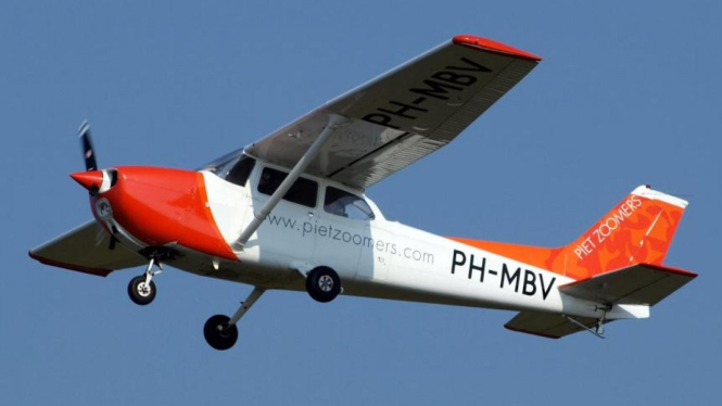 Pesawat Skyhawk 100