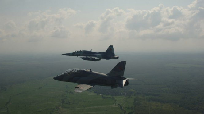 Pesawat terbang Hawk 200 terbang formasi dengan pesawat F-5