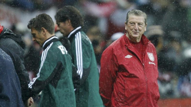 Pelatih timnas Inggris, Roy Hodgson, melihat kearah wasit