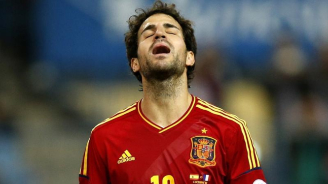 Pemain Spanyol, Cesc Fabregas setelah gagal mencetak gol ke gawang Prancis