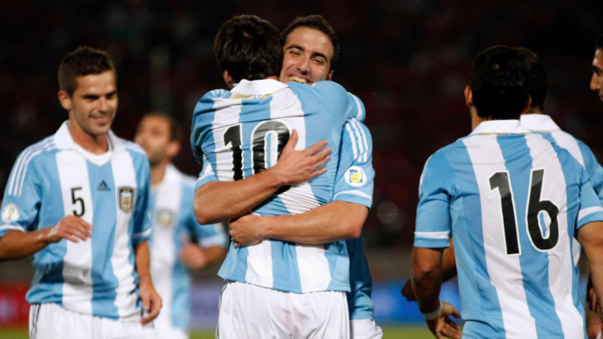 Para pemain Argentina rayakan gol ke gawang Chile