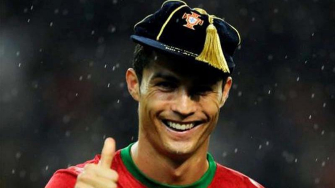 Cristiano Ronaldo mengenakan topi "wisuda" Timnas Portugal