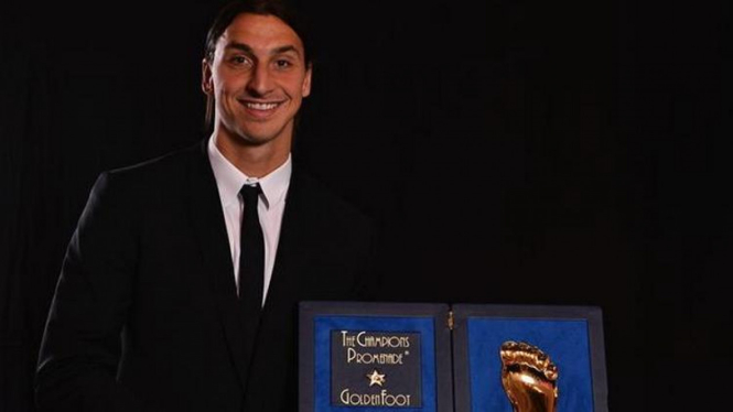 Zlatan Ibrahimovic menerima Golden Foot Award 2012
