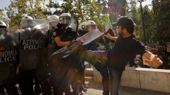 Demonstran menendang pasukan huru-hara di Athena, Yunani