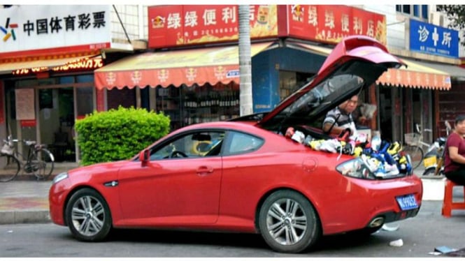 Mobil coupe generasi kedua Hyundai digunakan untuk berjualan sepatu