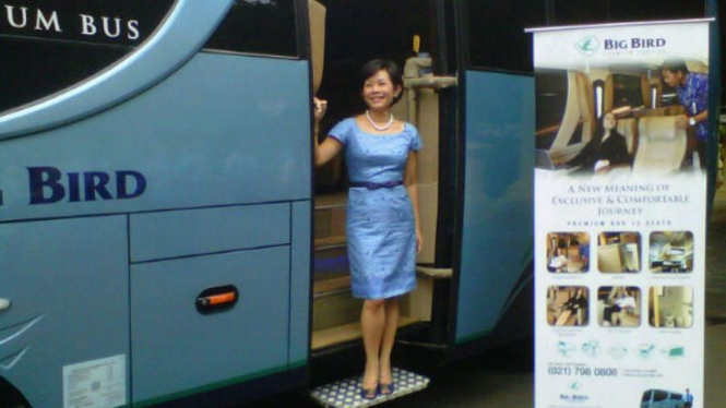 Vice President Business Development Blue Bird Group Noni Purnomo berpose di bus premium Big Bird