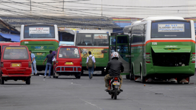 Ilustrasi/Kendaraan angkutan penumpang yang sedang berkumpul di Terminal Pulogadung