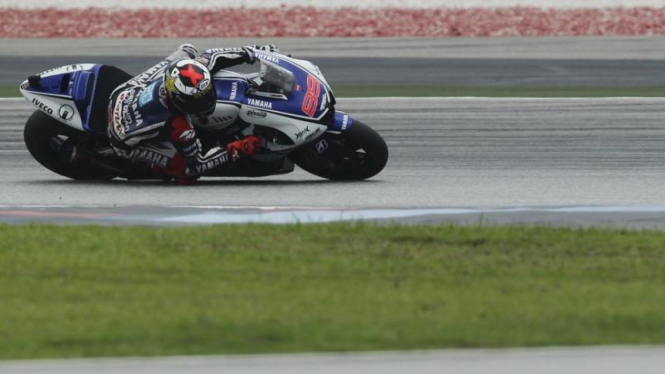 Jorege Lorenzo melaju dengan motor Yamaha