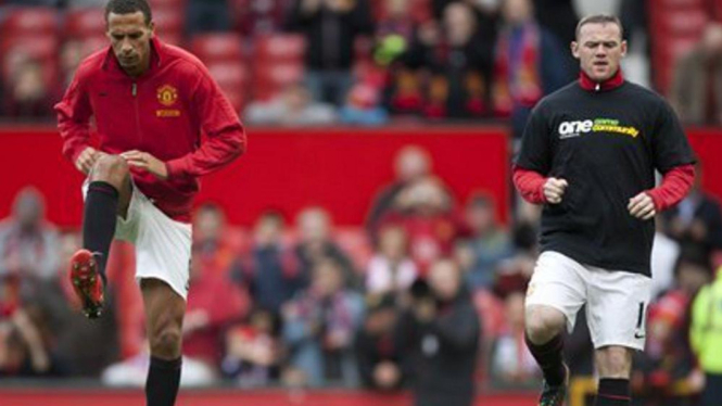 Rio Ferdinand (kiri) dan Wayne Rooney melakukan pemanasan