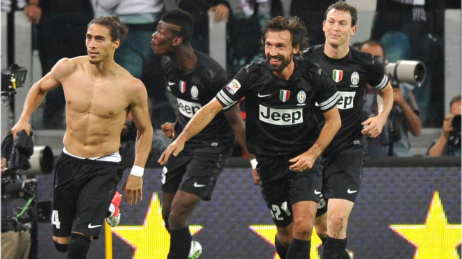Pemain Juventus merayakan gol Martin Caceres (kiri)