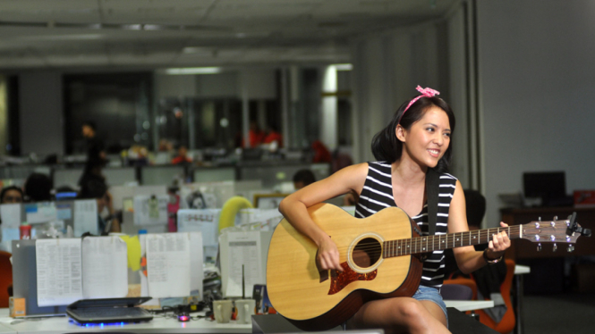 Penyanyi muda keturunan Filipina, Lala Karmela memperlihatkan kebolehannya dalam bernyanyi saat mengunjungi redaksi VIVA.co.id.