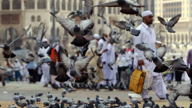 Jemaah haji usai solat Jumat di Masjidil Haram, Mekkah.