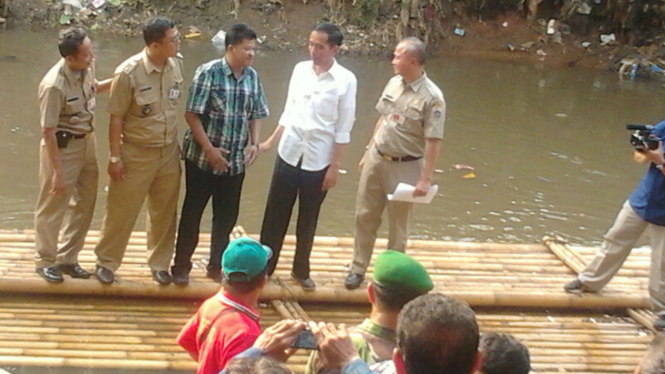 Jokowi naik getek di Kampung Pulo