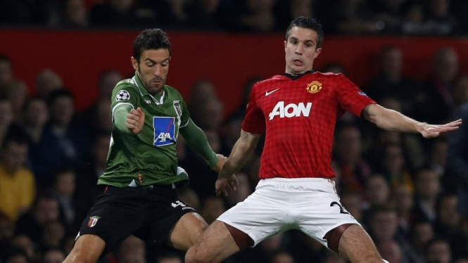 Pemain Manchester United, Robin van Persie (kanan) saat melawan Braga