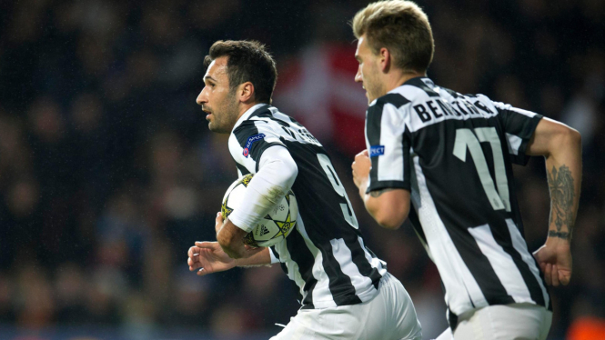 Mirko Vucinic (kiri) dan Nicklas Bendtner