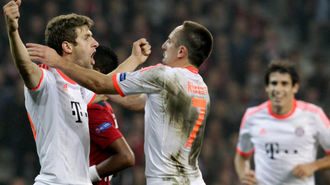 Bayern Munich merayakan gol Thomas Mueller
