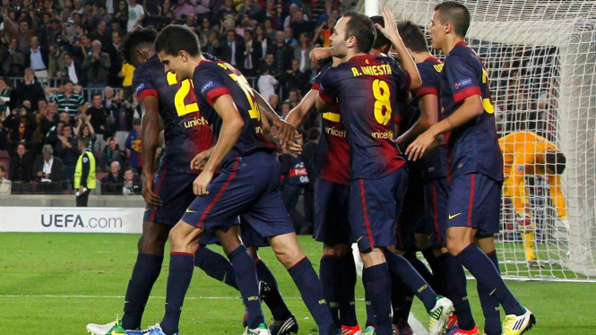Para pemain Barcelona merayakan gol ke gawang Celtic