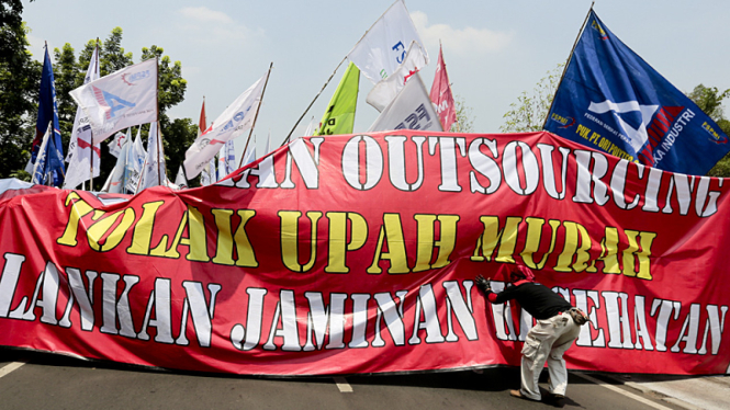 Ribuan Buruh Berdemo di Balaikota