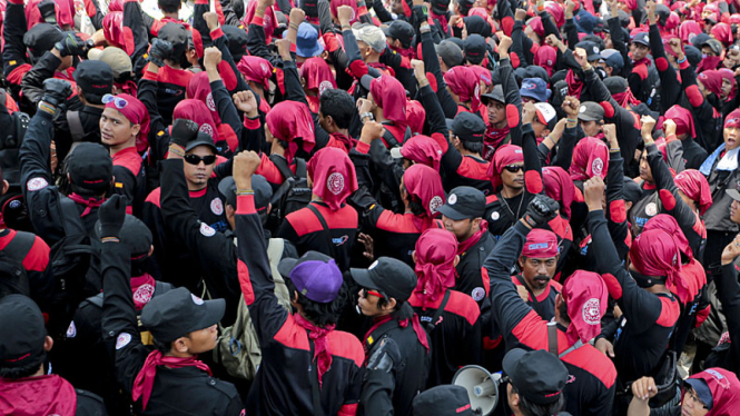 Ribuan Buruh Berdemo di Balaikota