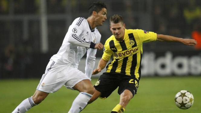 Pemain Real Madrid, Cristiano Ronaldo (kiri) saat melawan Dortmund